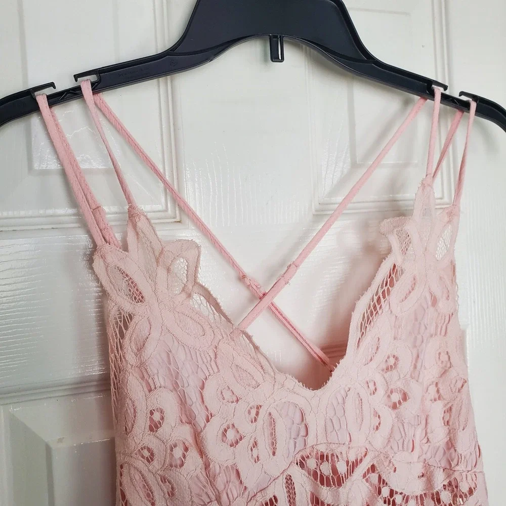 Lace-Trim Light Pink V-Neck Camisole - Picture 3 of 10